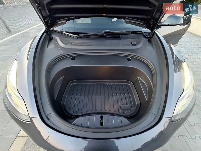 Седан Tesla Model 3 2023 в Первомайську