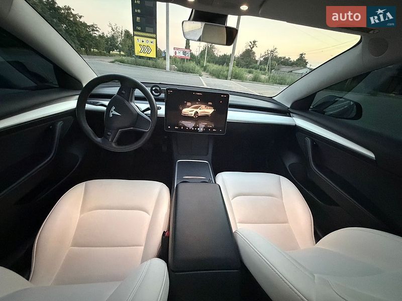 Седан Tesla Model 3 2023 в Первомайську
