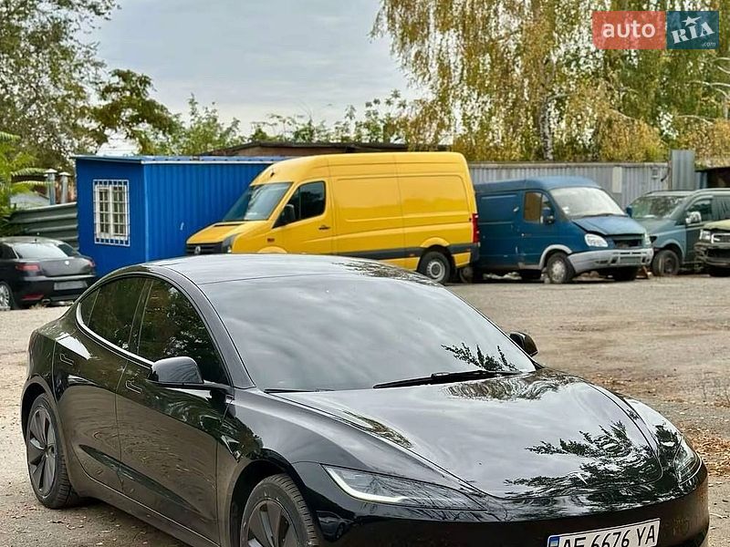 Седан Tesla Model 3 2024 в Дніпрі