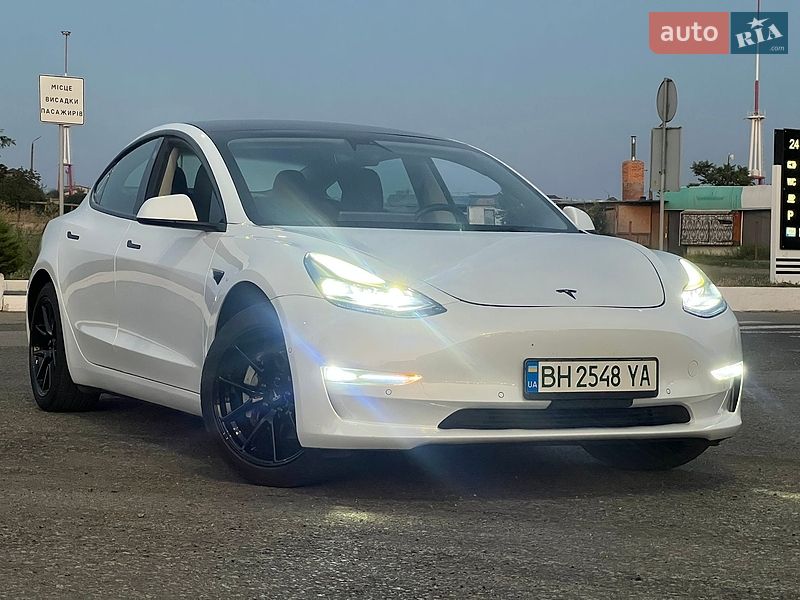 Седан Tesla Model 3 2021 в Черноморске