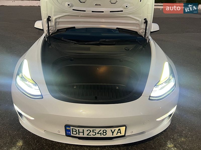 Седан Tesla Model 3 2021 в Черноморске