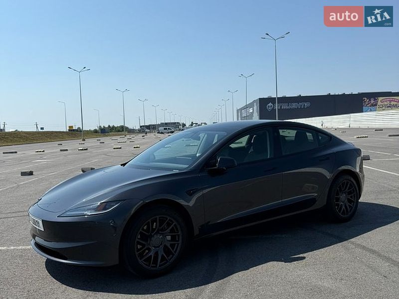 Tesla Model 3, фото з оголошення