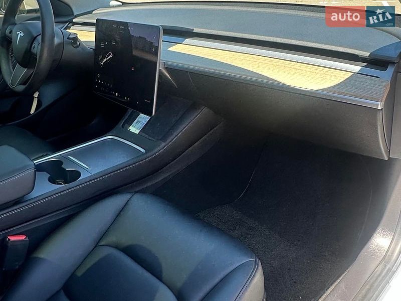 Седан Tesla Model 3 2021 в Киеве