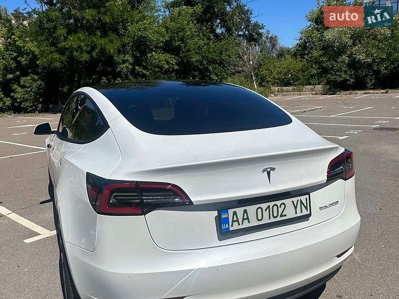 Седан Tesla Model 3 2021 в Киеве