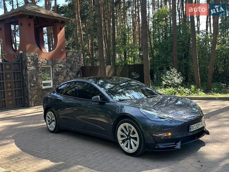 Седан Tesla Model 3 2021 в Львові