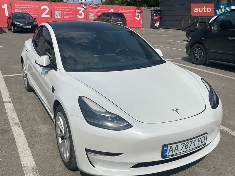 Седан Tesla Model 3 2021 в Киеве