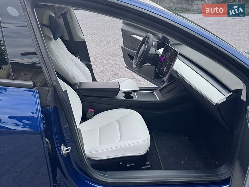 Седан Tesla Model 3 2021 в Городке