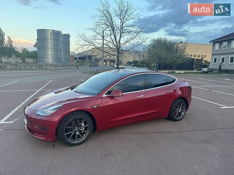 Седан Tesla Model 3 2018 в Львове