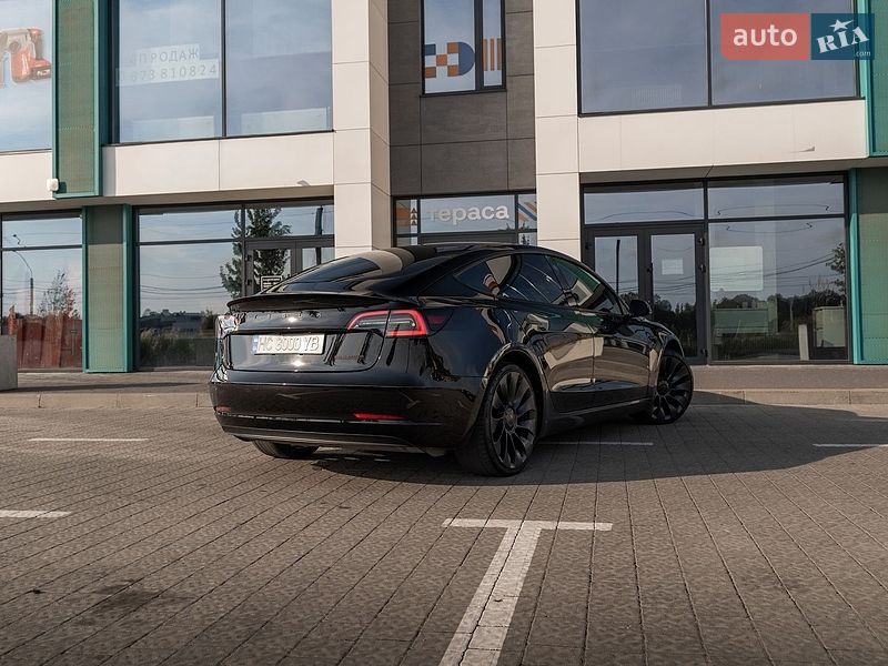 Седан Tesla Model 3 2023 в Львові