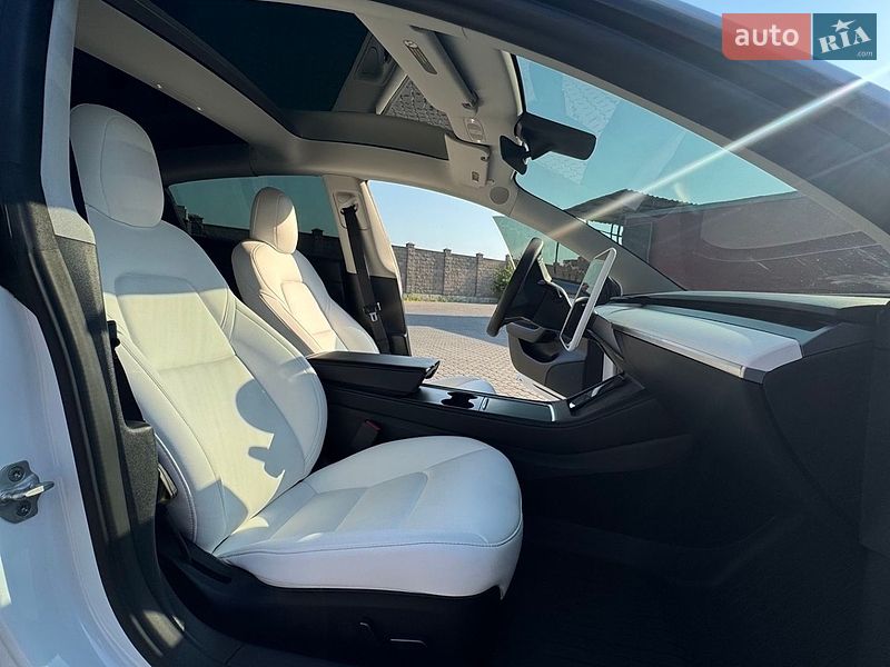Седан Tesla Model 3 2022 в Черноморске
