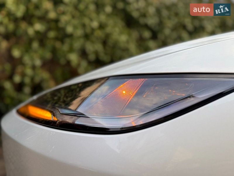 Седан Tesla Model 3 2024 в Житомире