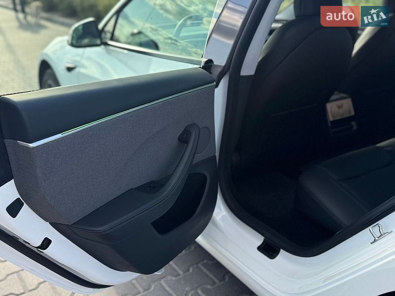 Седан Tesla Model 3 2024 в Житомире