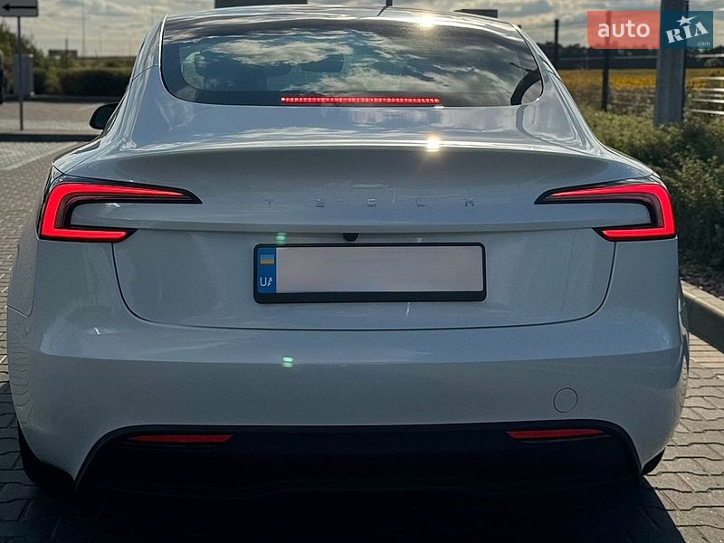 Седан Tesla Model 3 2024 в Житомире