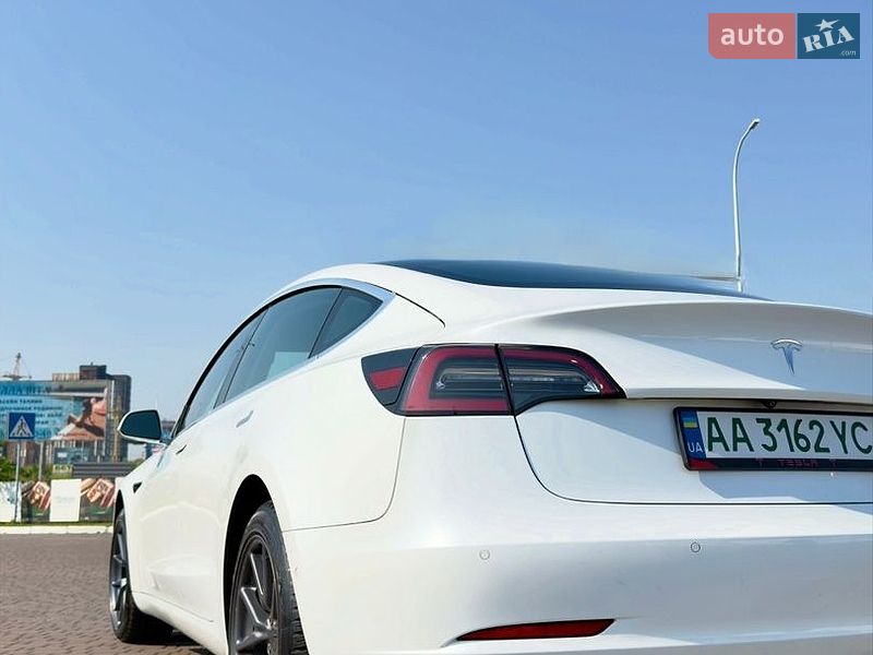 Седан Tesla Model 3 2019 в Киеве