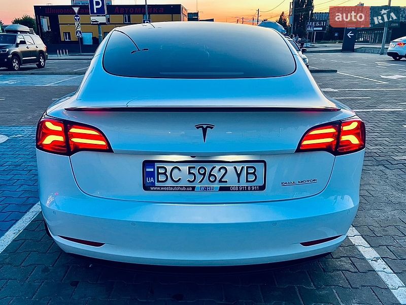 Седан Tesla Model 3 2021 в Києві