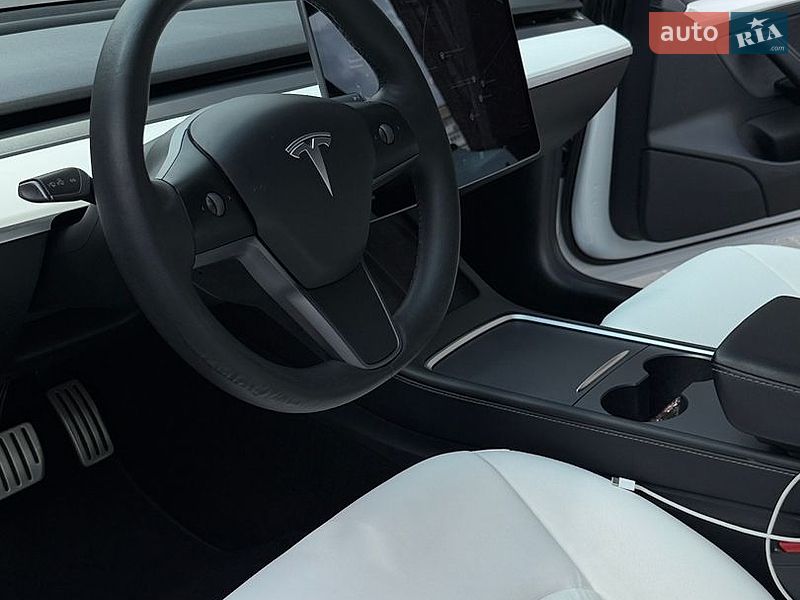 Седан Tesla Model 3 2021 в Киеве