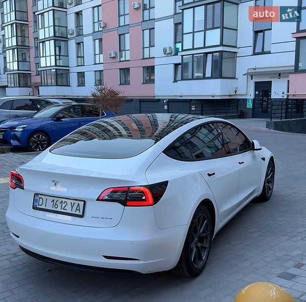 Седан Tesla Model 3 2021 в Луцке