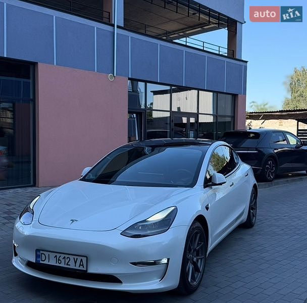 Седан Tesla Model 3 2021 в Луцке
