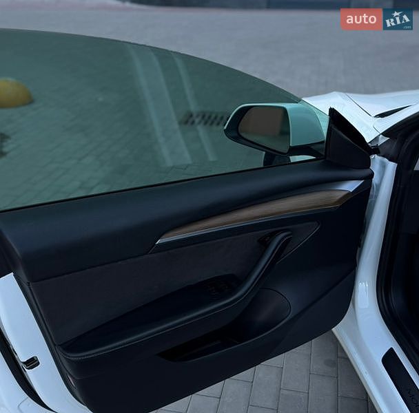 Седан Tesla Model 3 2021 в Луцке