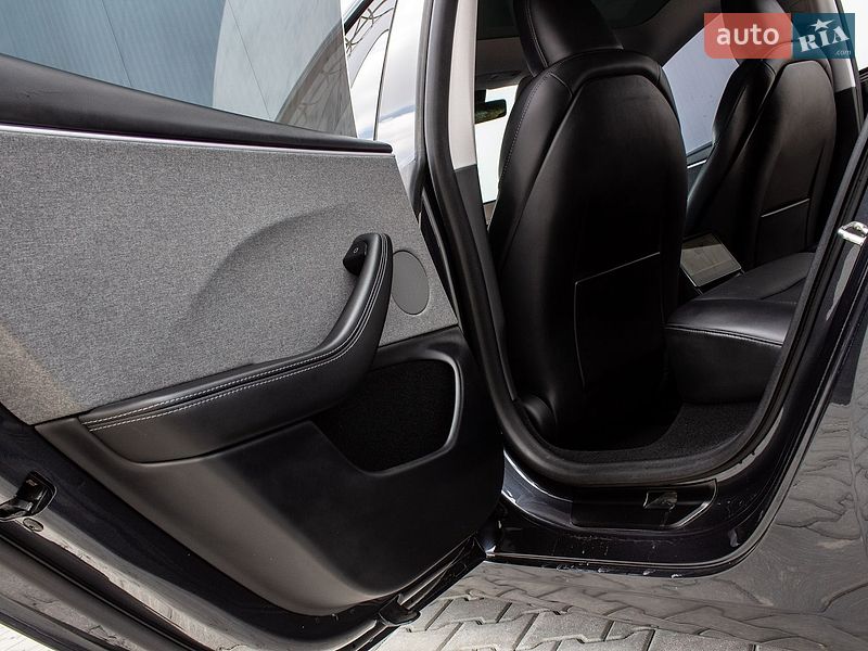 Седан Tesla Model 3 2024 в Львові