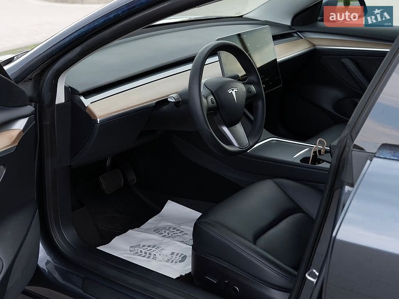 Седан Tesla Model 3 2022 в Львове