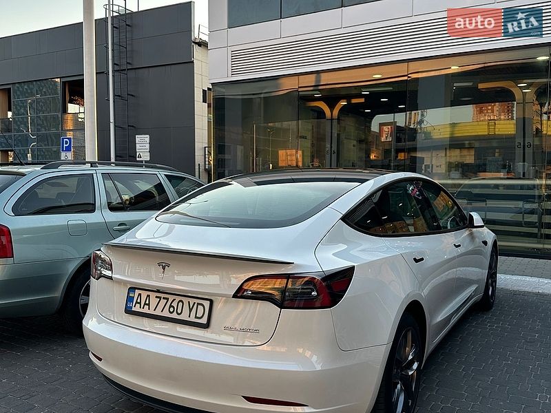Седан Tesla Model 3 2023 в Киеве