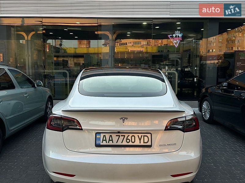 Седан Tesla Model 3 2023 в Киеве