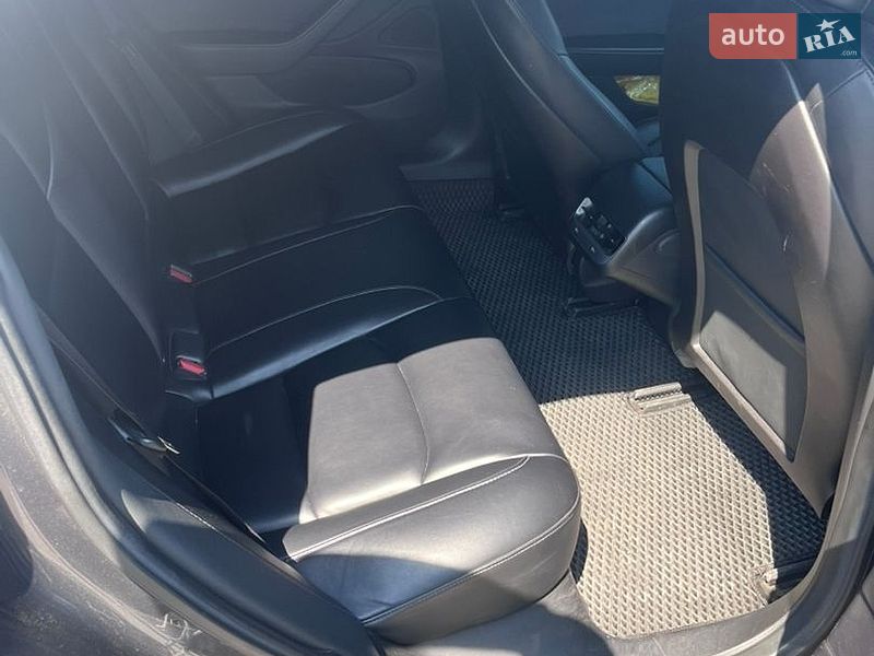 Седан Tesla Model 3 2019 в Львові