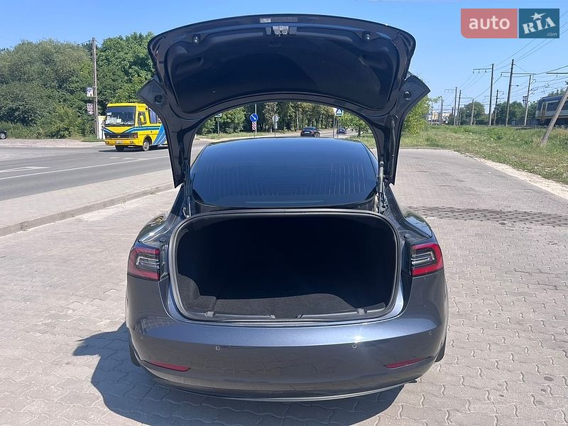Седан Tesla Model 3 2019 в Львові