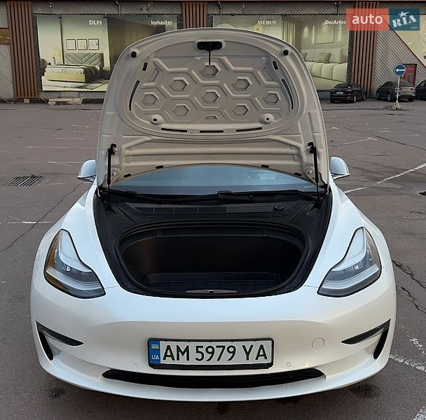 Седан Tesla Model 3 2020 в Житомире
