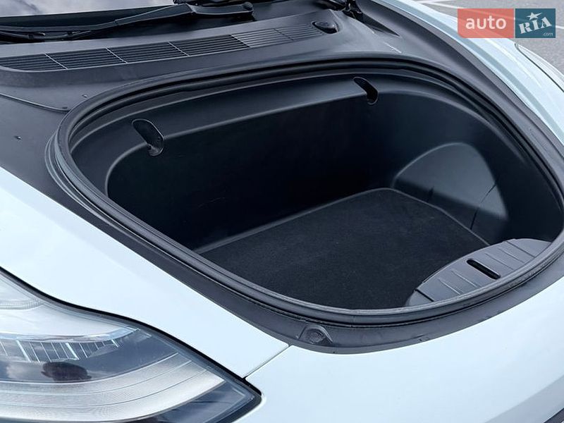 Седан Tesla Model 3 2019 в Киеве