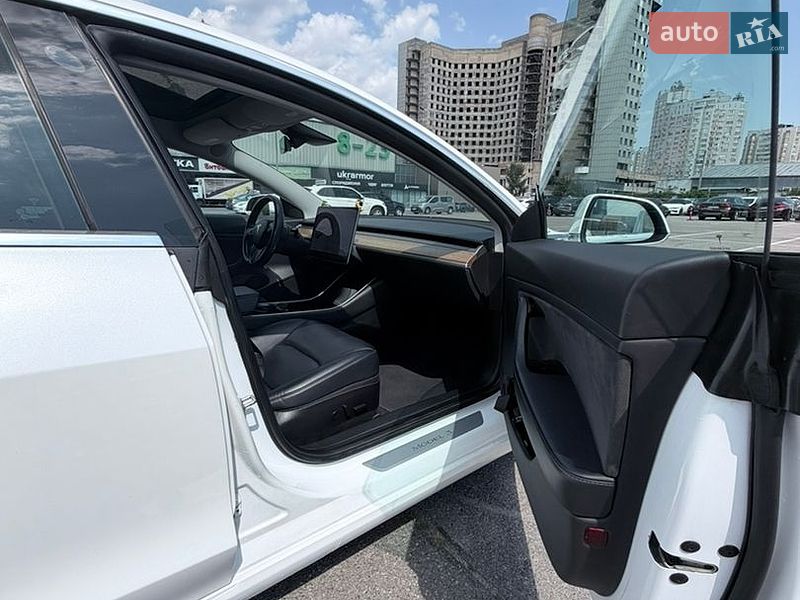Седан Tesla Model 3 2019 в Киеве
