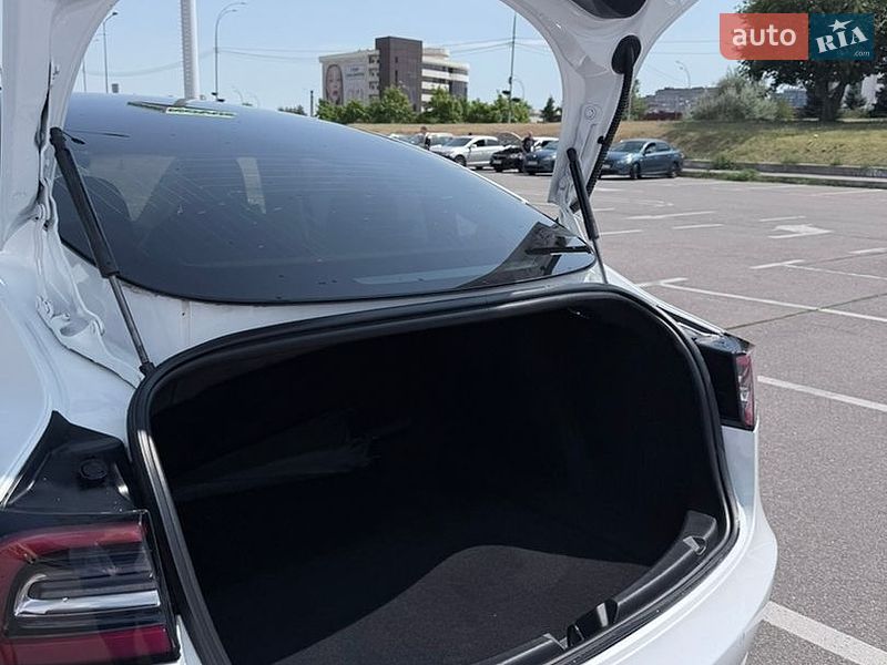 Седан Tesla Model 3 2019 в Киеве