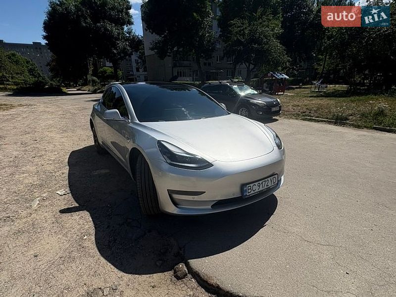Tesla Model 3, фото з оголошення