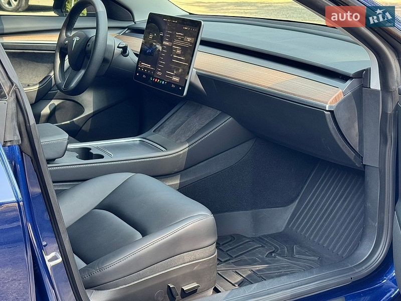 Седан Tesla Model 3 2023 в Нетешине