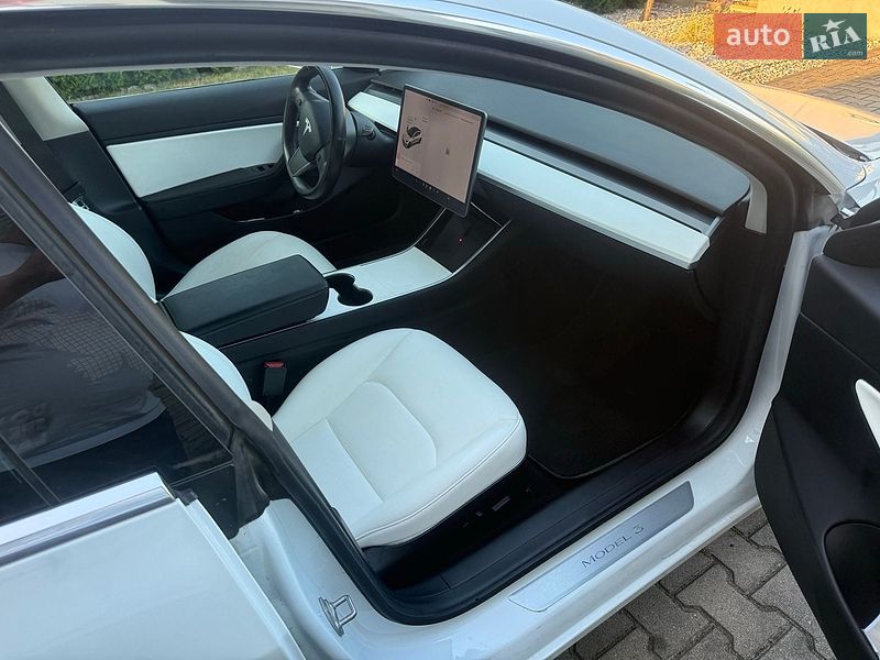 Седан Tesla Model 3 2019 в Ужгороде