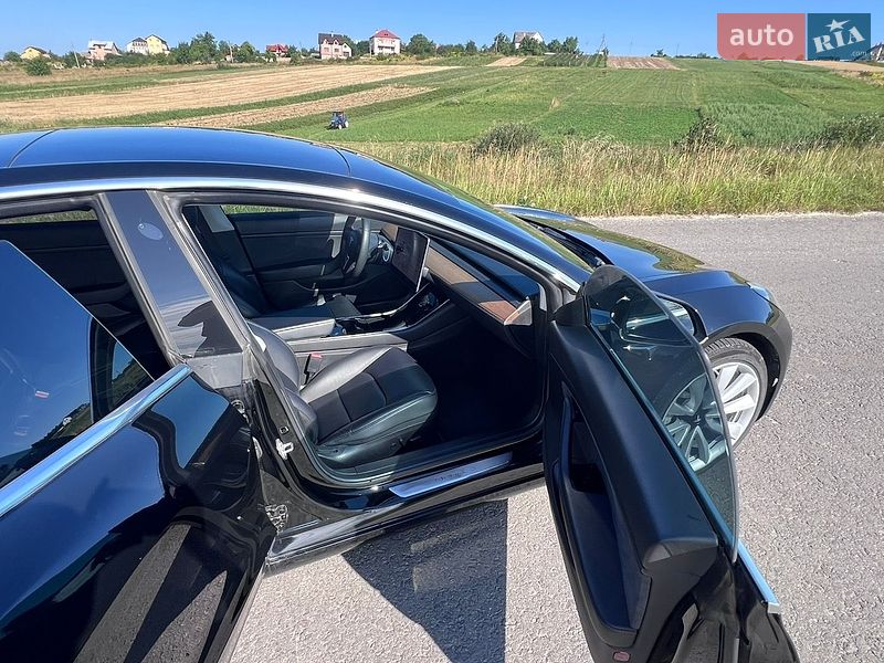Седан Tesla Model 3 2020 в Дрогобыче