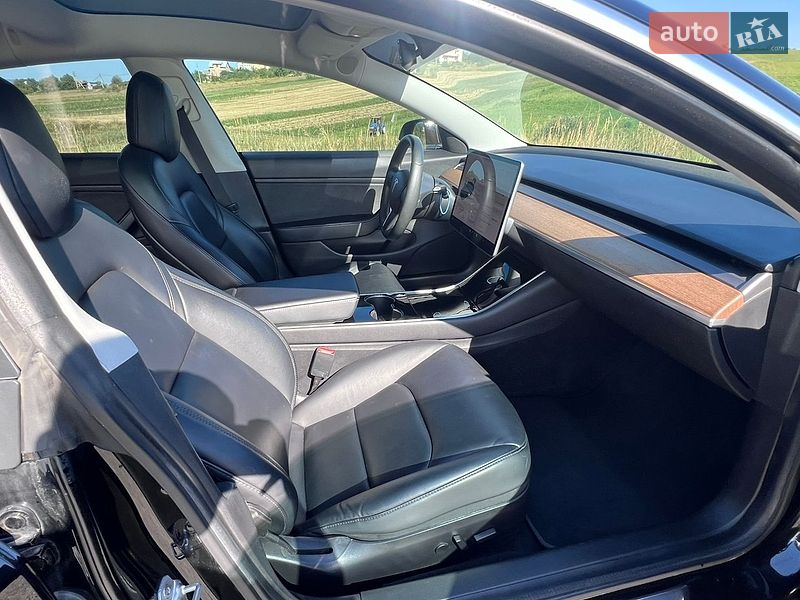 Седан Tesla Model 3 2020 в Дрогобыче