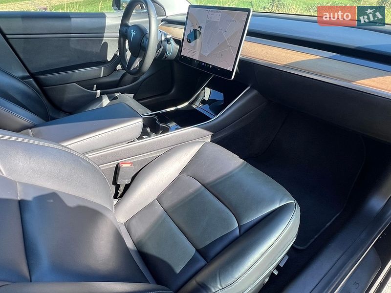 Седан Tesla Model 3 2020 в Дрогобыче