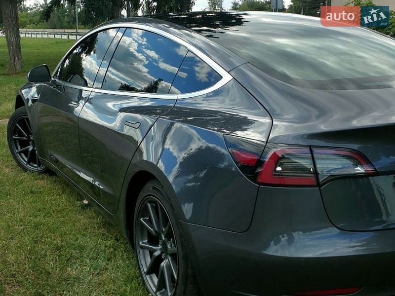 Седан Tesla Model 3 2019 в Киеве