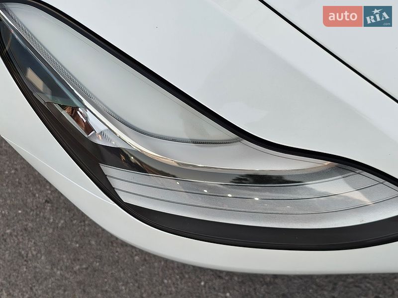 Седан Tesla Model 3 2020 в Житомире