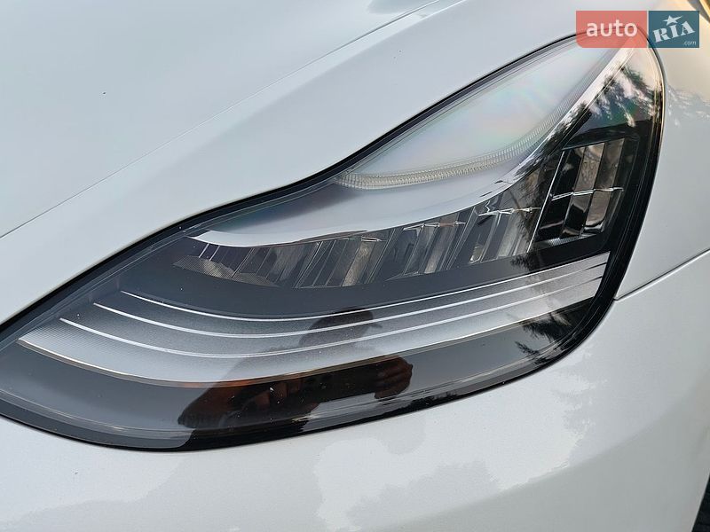Седан Tesla Model 3 2020 в Житомире
