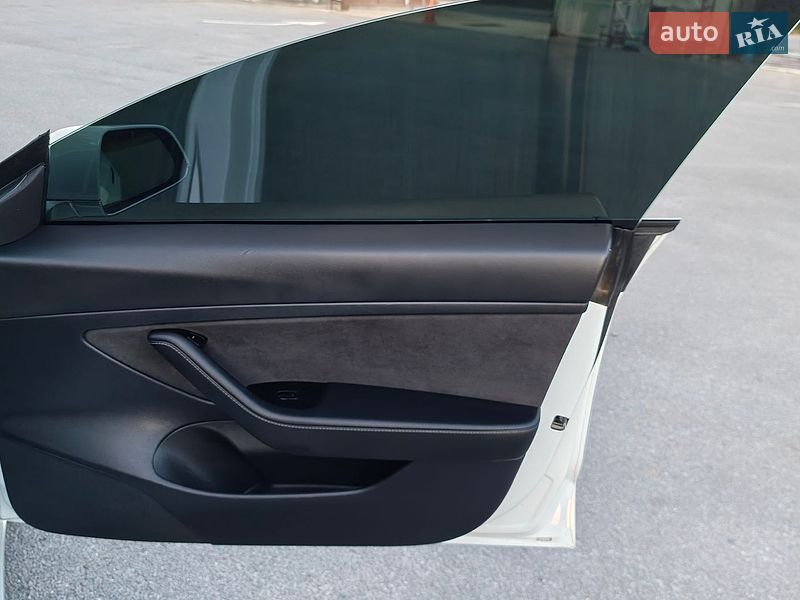 Седан Tesla Model 3 2020 в Житомире