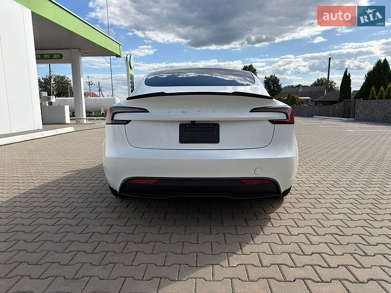Седан Tesla Model 3 2024 в Вінниці