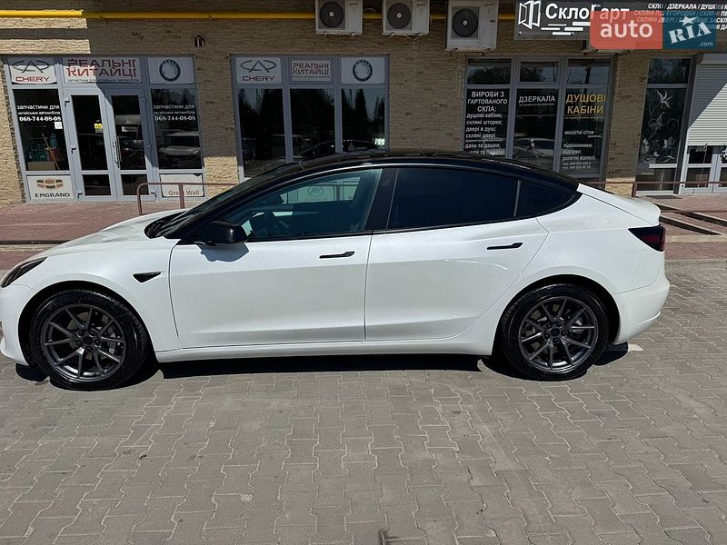 Седан Tesla Model 3 2022 в Тернополе