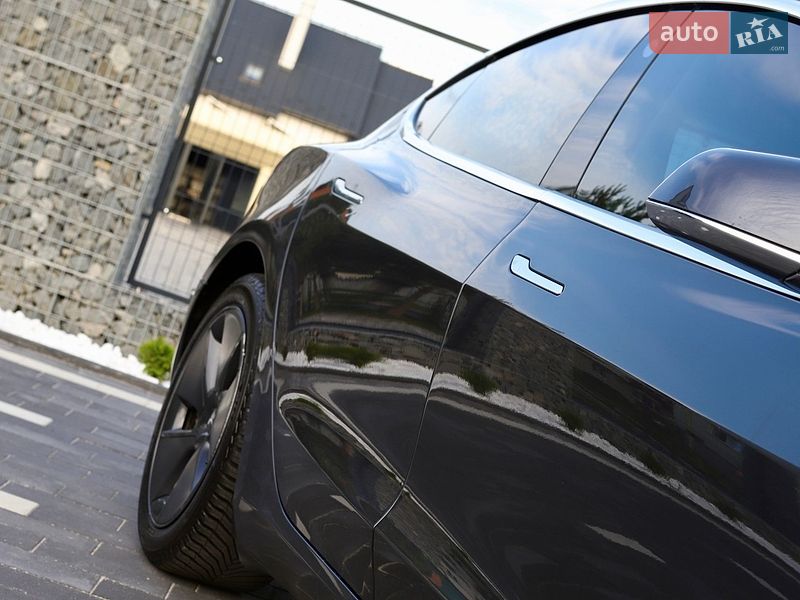 Седан Tesla Model 3 2018 в Дрогобичі