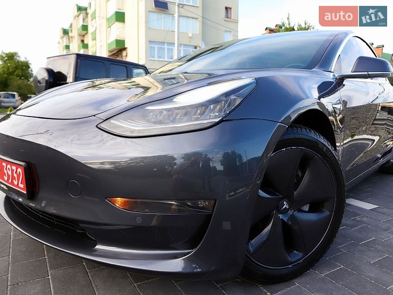 Седан Tesla Model 3 2018 в Дрогобичі