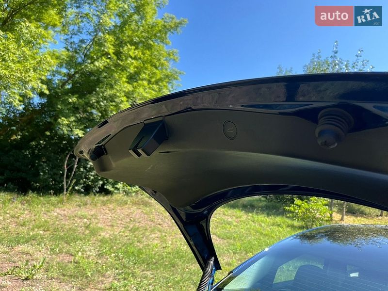 Седан Tesla Model 3 2023 в Краснокутську