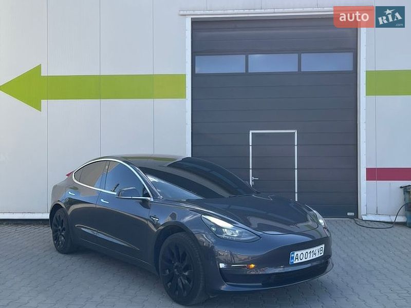 Седан Tesla Model 3 2018 в Ужгороде