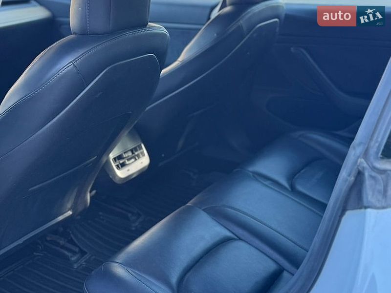 Седан Tesla Model 3 2019 в Луцке
